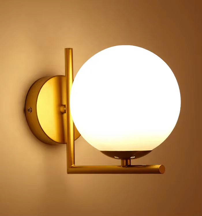 LunaForma Wandlamp – Gouden Wandlamp met Glazen Bol