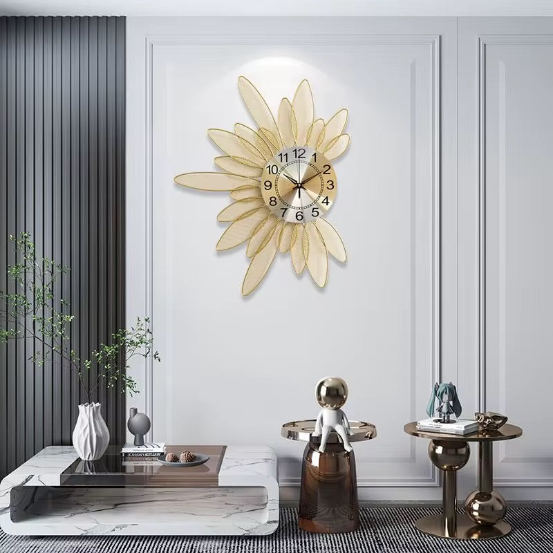 Florina Luxe Wandklok – Gouden Designklok met Bladmotief (55 x 46 cm)