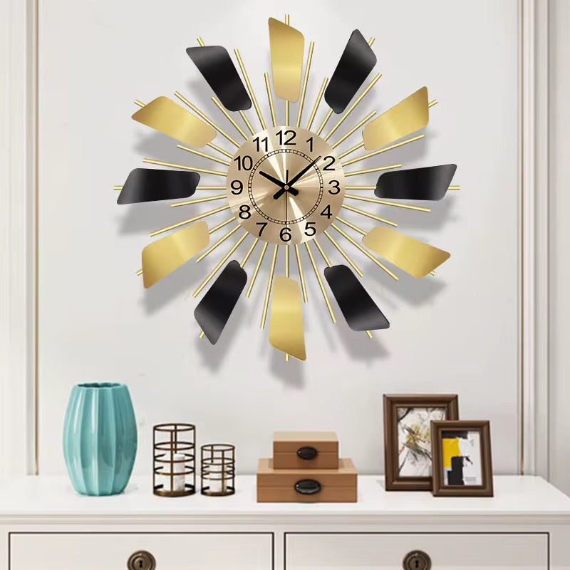 Solaris – Luxe wandklok in zwart en goud | Moderne zonnestraal design