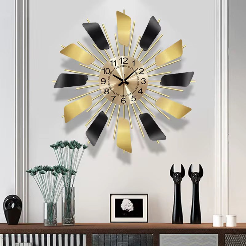 Solaris – Luxe wandklok in zwart en goud | Moderne zonnestraal design