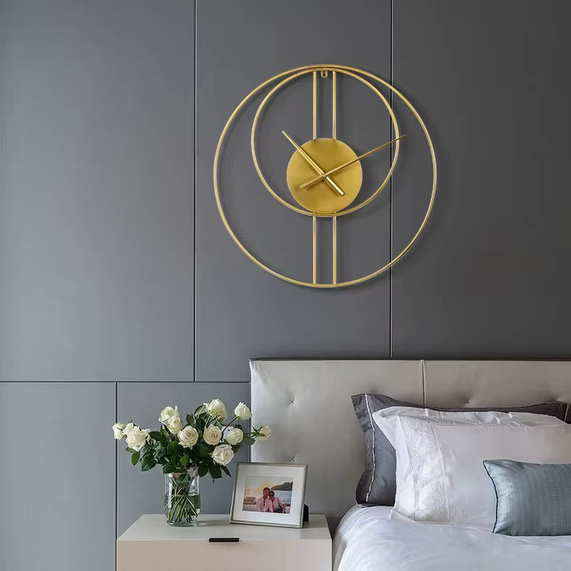 Aurora – Luxe wandklok met glasdecoratie en veerdesign | Modern & licht