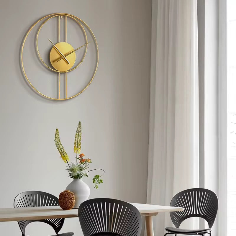 Aurora – Luxe wandklok met glasdecoratie en veerdesign | Modern & licht