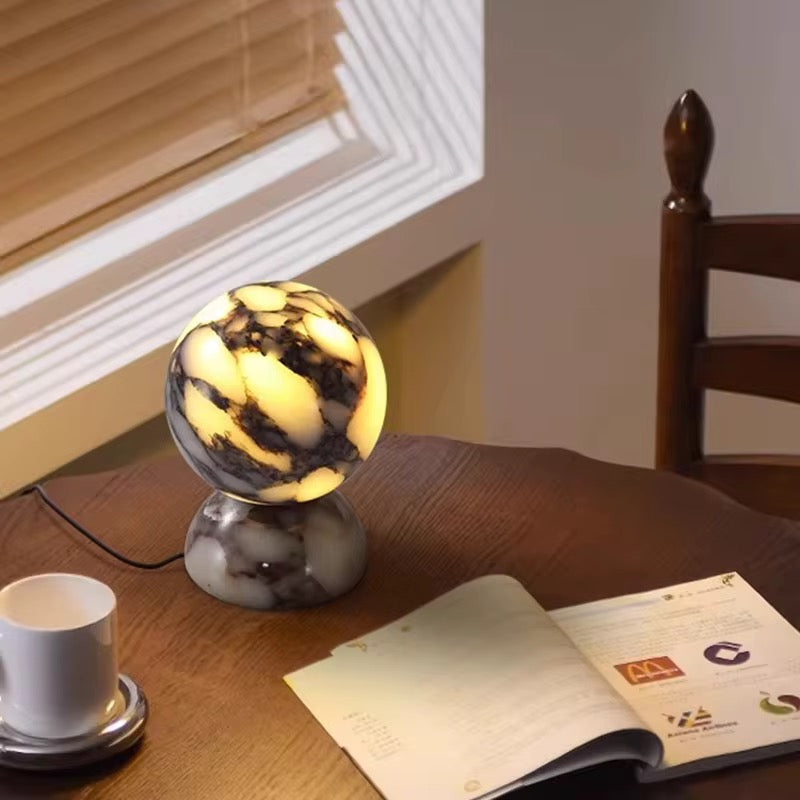LumaGlobe – Sferische Marmeren Tafellamp (LED, Ø12 cm)