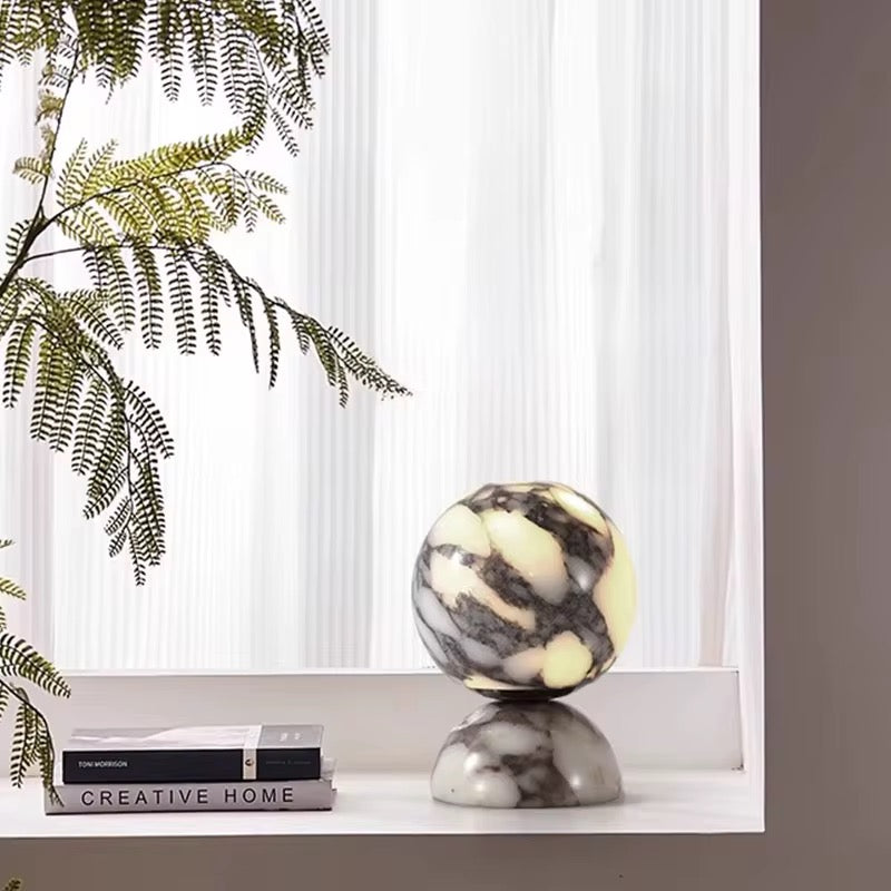LumaGlobe – Sferische Marmeren Tafellamp (LED, Ø12 cm)