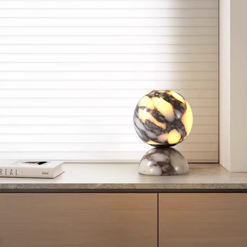 LumaGlobe – Sferische Marmeren Tafellamp (LED, Ø12 cm)